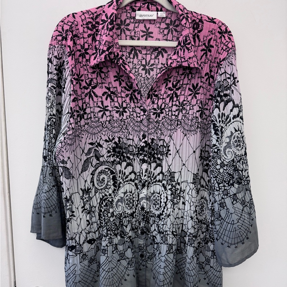 Avenue Size 18/20 Pink and Gray Ombre Floral Blouse